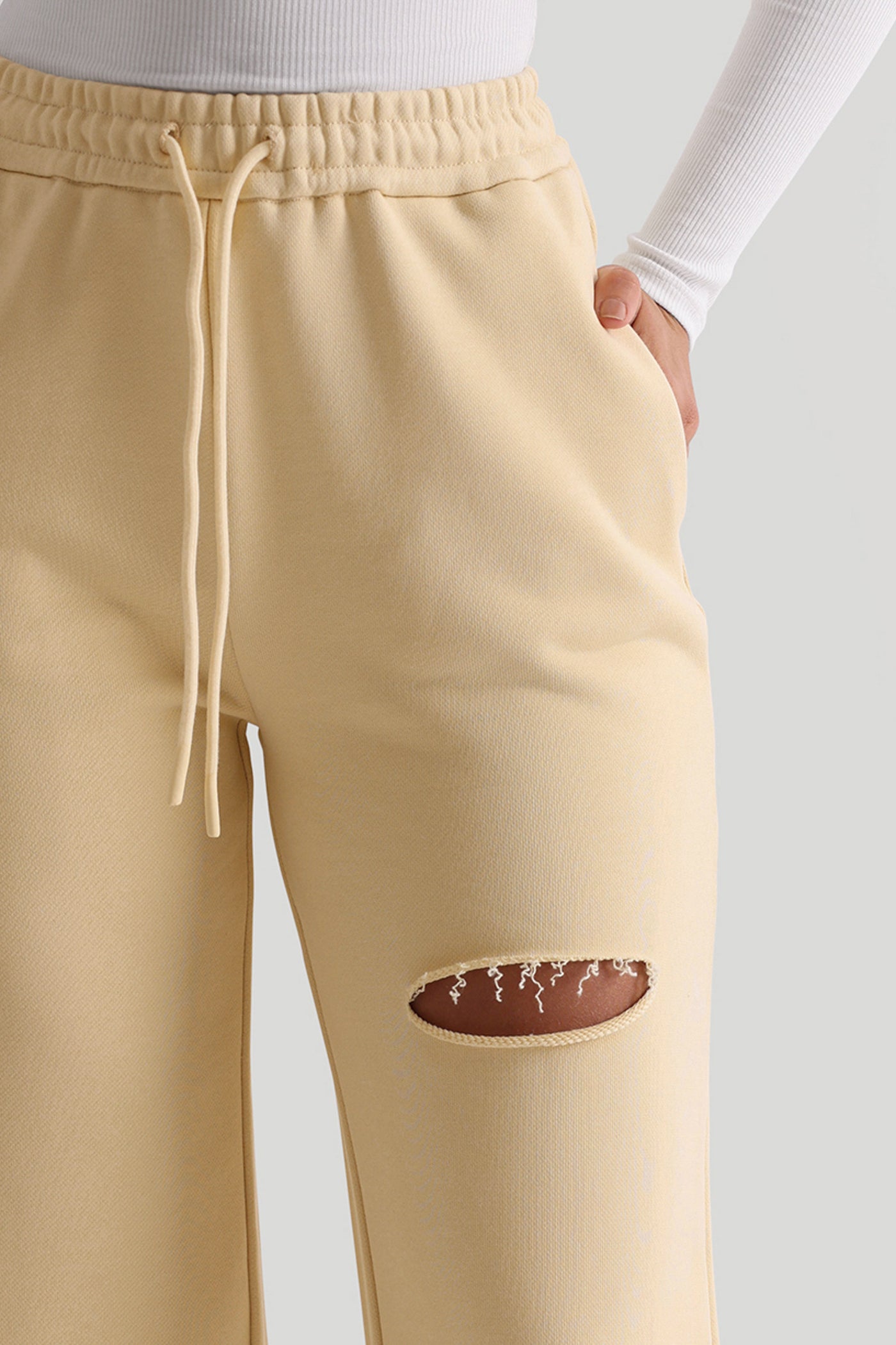 Jogginghose mit weitem Bein und Cut-Out - Zartes Gelb