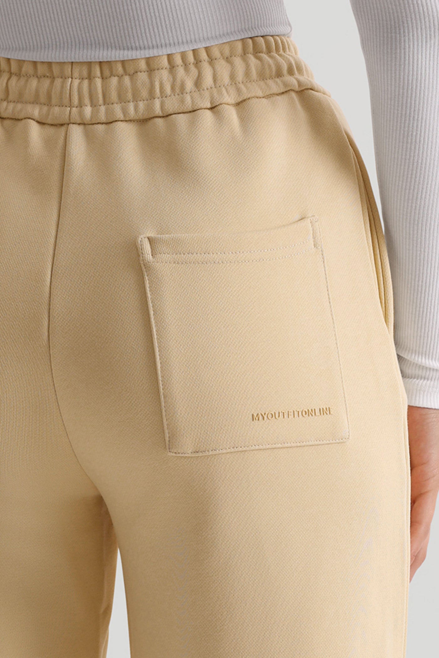 Jogginghose mit weitem Bein und Cut-Out - Zartes Gelb