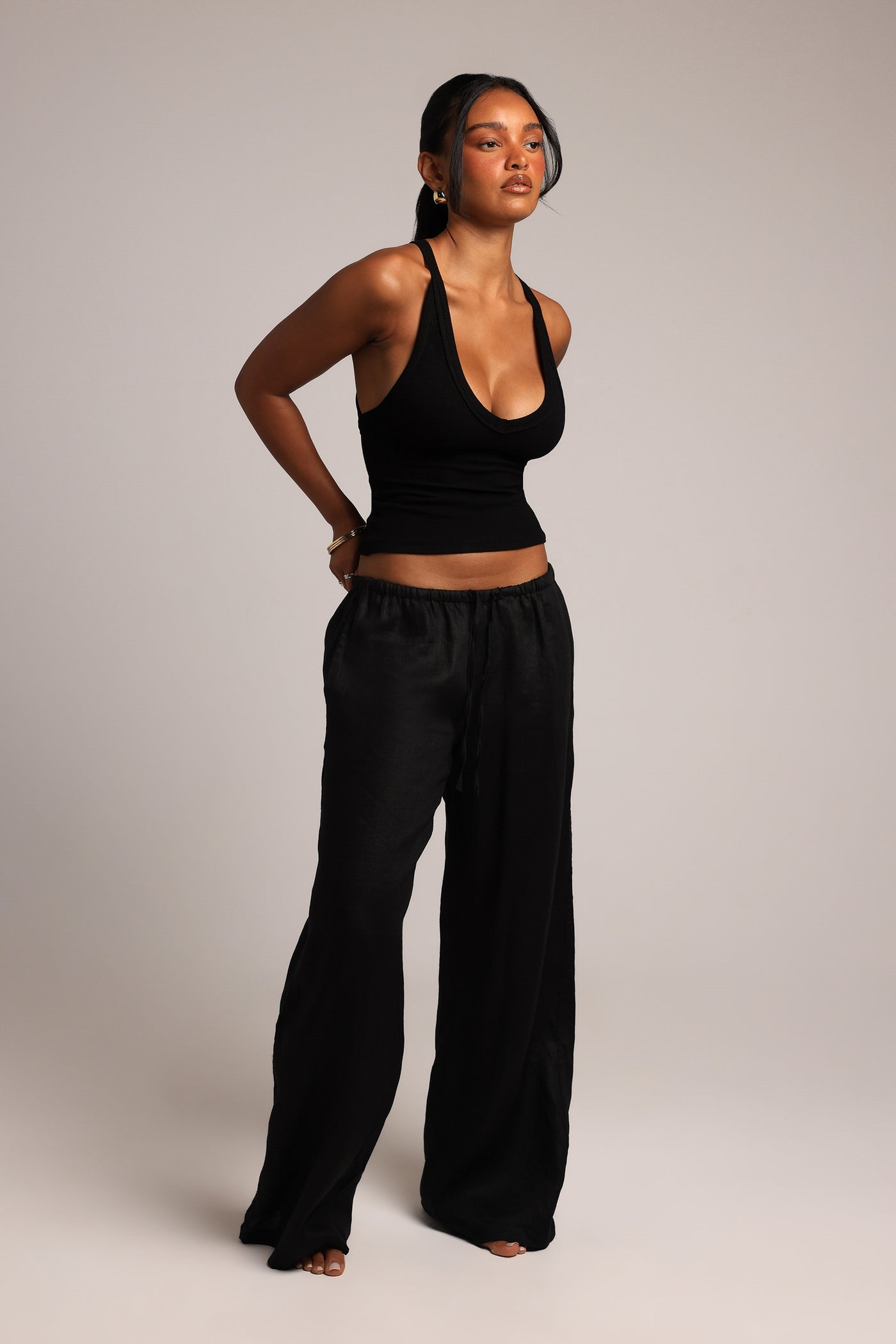 Plunge-Tanktop mit Rückenschlitz – Schwarz