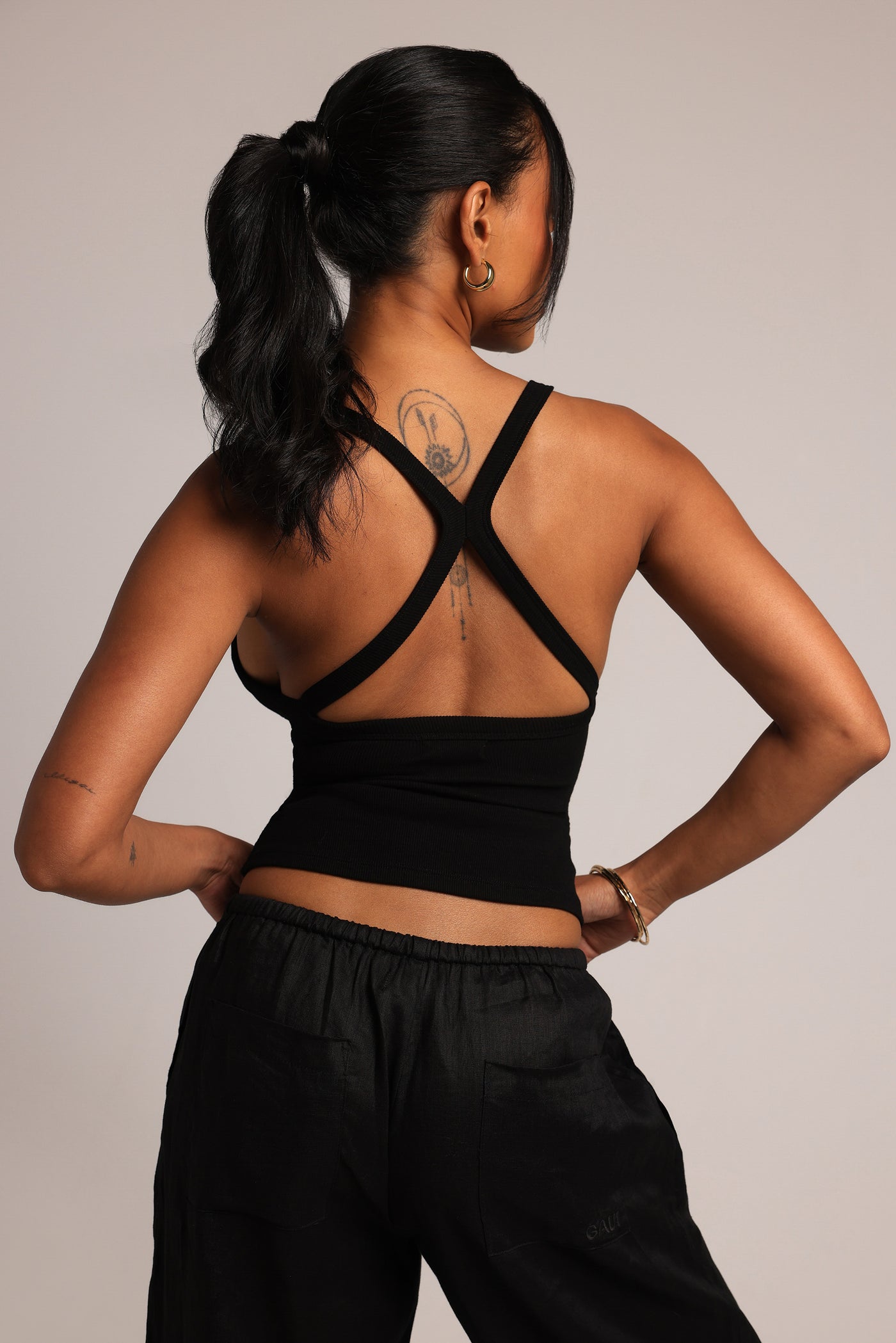 Plunge-Tanktop mit Rückenschlitz – Schwarz