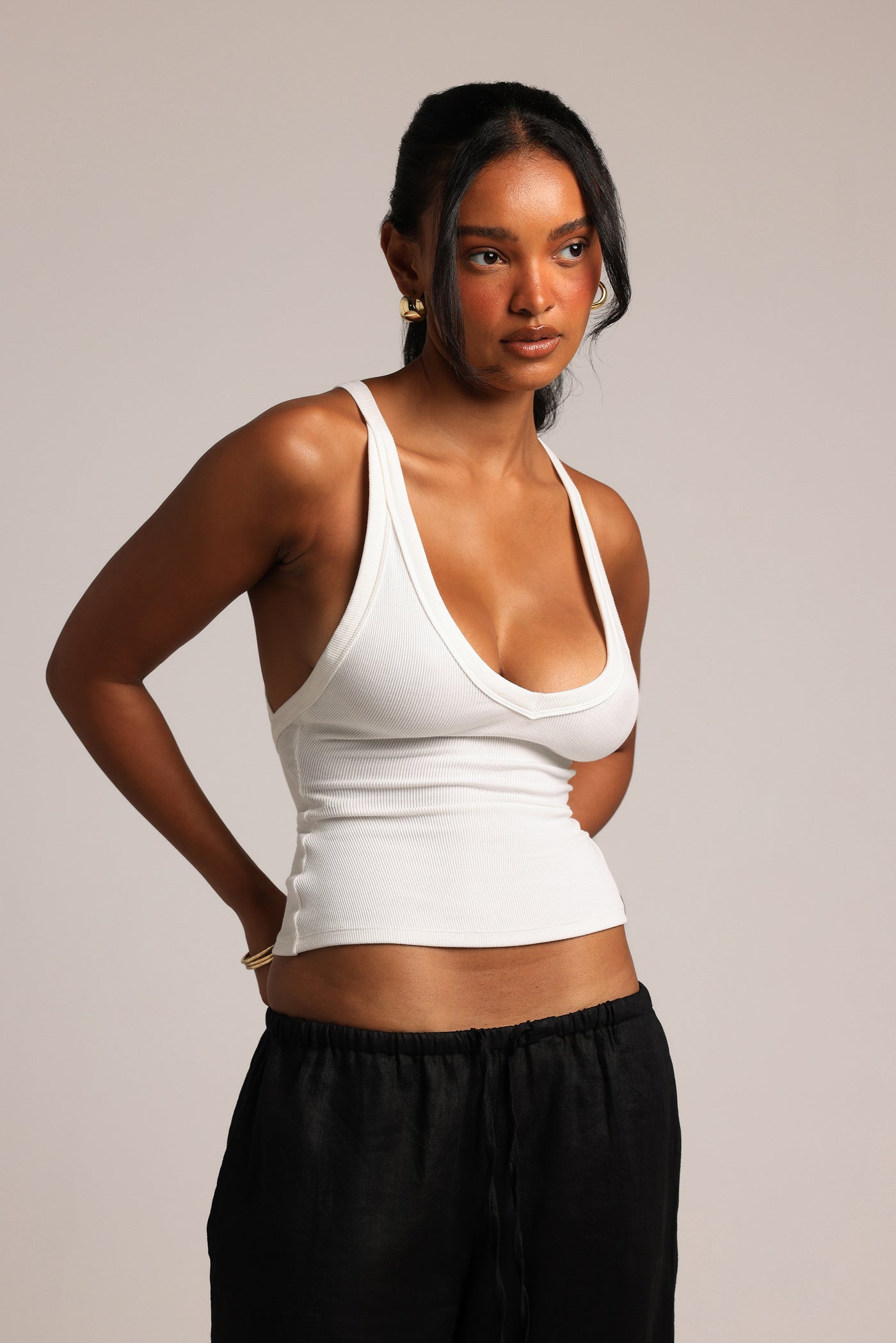 Plunge-Tanktop mit offenem Rücken – Weiß
